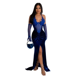 Détail de la robe licou en velours bleu roi avec corsage en dentelle et fente haute