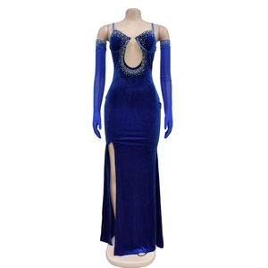 Détail de la robe de soirée en velours bleu roi avec strass en cœur et gants assortis