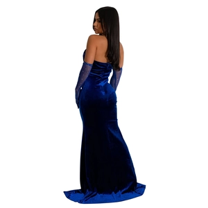 Détail d'une robe de soirée en velours bleu marine avec des gants en maille à paillettes