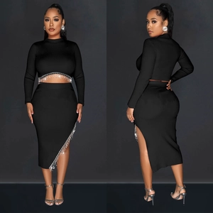 Ensemble noir deux pièces avec crop top à manches longues et jupe midi à franges strass