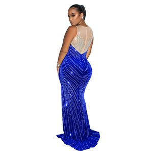 Détails des paillettes bleu roi et du dos en tulle avec strass sur la robe de soirée
