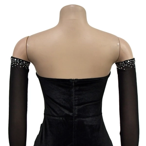 Dettaglio retro abito in velluto con cerniera e maniche in mesh con strass argentati
