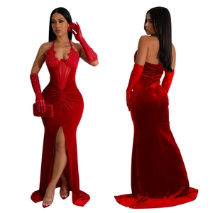 Détail de la robe en velours rouge avec bustier en dentelle, fente et gants assortis