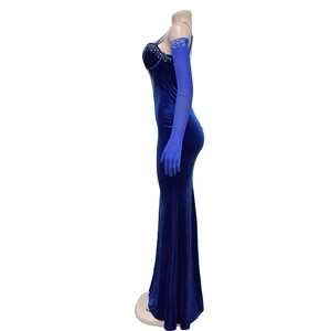Vue latérale détaillée de la robe de soirée en velours bleu roi avec strass et gants