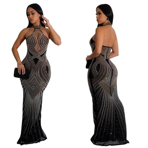 Détail de la robe licou noire élégante avec motifs géométriques en strass et design dos nu