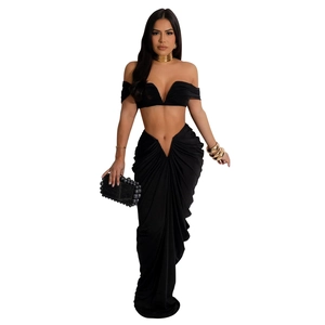 Details des schwarzen Zweiteilers mit trägerlosem Crop-Top und gerafftem High-Waist-Rock