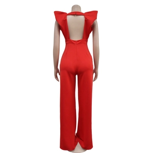 Vue détaillée de la combinaison rouge dos nu avec volants et pantalon à jambes larges