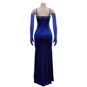 Détail de la robe de soirée en velours bleu avec encolure strass et gants assortis