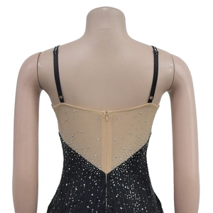 Détail du dos de robe de soirée avec résille, strass, paillettes et zip caché