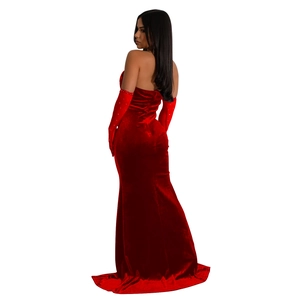 Vue détaillée de la robe bustier en velours rouge avec gants en strass et ourlet en queue de poisson