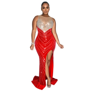 Détail d'une robe de soirée rouge avec des strass argentés et une fente haute
