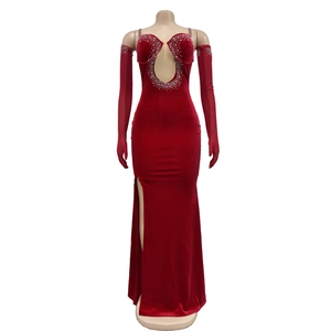Détail de robe de soirée en velours rouge avec découpe larme et strass argentés scintillants
