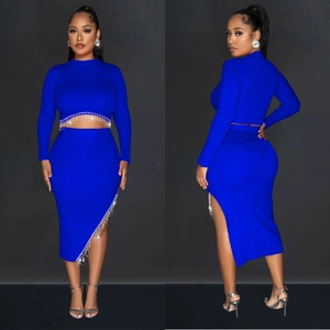 Ensemble deux pièces bleu roi avec crop top, jupe midi et franges en strass brillants