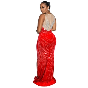 Détail des motifs en strass argentés sur une robe de soirée rouge sans manches longue