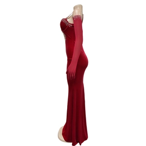 Détail de la robe sirène en velours rouge avec strass au décolleté et gants assortis