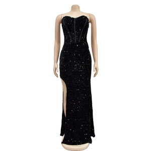 Dettaglio del bustino a corsetto con paillettes e spacco alto sul vestito nero da sera