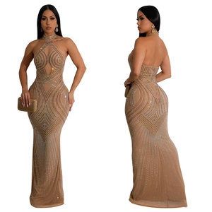Détails de la robe longue dos nu en mesh avec motifs géométriques en strass argentés et dorés
