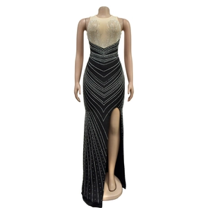 Détails des strass argentés en V sur une robe de soirée noire à fente haute
