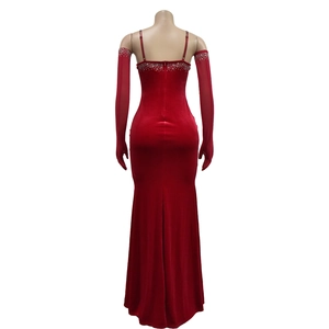 Détail de la robe en velours rouge avec strass brillants et gants longs assortis