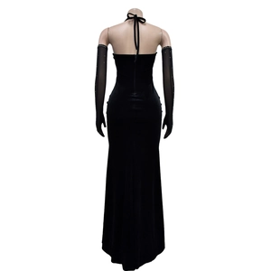 Détail d'une robe de soirée dos nu en velours noir avec des gants en strass