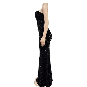 Dettaglio dell'abito da sera nero con paillettes senza spalline e silhouette a sirena