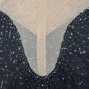 Détail de sequins noirs et de tulle transparent avec strass brillants sur la robe