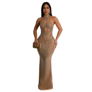 Détail de la robe longue dos nu en mesh ornée de motifs complexes de strass brillants