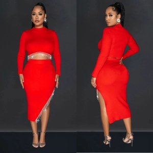 Ensemble en tricot rouge deux pièces avec crop top à strass et jupe midi à fente haute