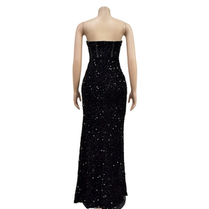 Dettaglio di paillettes nere sul retro di un abito da sera scollato con cerniera nascosta