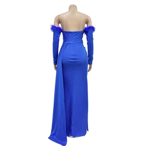 Dettaglio dell'abito blu reale con polsini in piume ed elegante strascico laterale