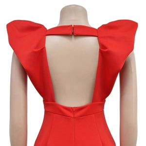 Détail du dos d'une combinaison rouge sexy à col en V avec manches bouffantes et dos nu