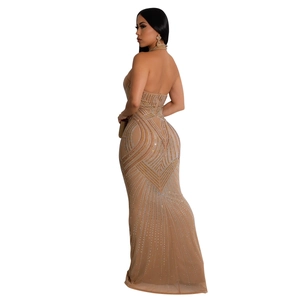 Détail d'une robe de soirée en maille transparente avec des strass argentés étincelants