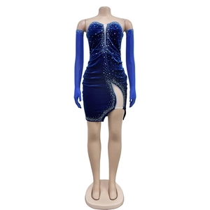 Dettaglio dell'abito in velluto blu con strass luminosi e guanti lunghi coordinati