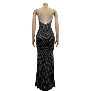 Détails du dos d'une robe de soirée noire avec strass argentés et empiècement en tulle