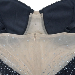Détails de robe en tulle avec strass argentés, paillettes et fermeture éclair invisible
