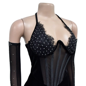Détails d'un body en dentelle noire avec licou, accents de strass et maille transparente