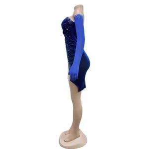 Dettaglio mini abito in velluto blu scuro con strass e manicotti decorativi coordinati
