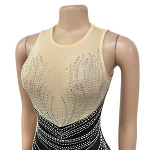 Gros plan des motifs en strass étincelants sur la robe sans manches en mesh noir