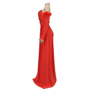 Dettaglio dell'elegante abito lungo rosso con spalle piumate e vestibilità aderente