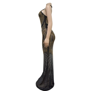 Détail de la robe de soirée en tulle avec des strass dorés et argentés étincelants