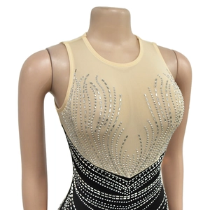 Détail des strass et du tissu en maille sur une robe sans manches à col rond