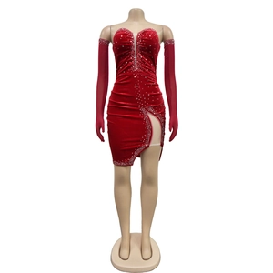 Dettaglio mini abito in velluto rosso con strass scintillanti e guanti lunghi senza dita coordinati