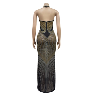 Vue arrière d'une robe longue dos nu noire avec des strass géométriques dorés et argentés