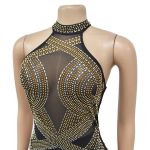 Détail du haut licou en mesh noir avec motifs complexes en strass dorés et argentés