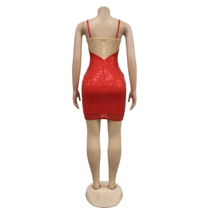 Vue arrière détaillée de la robe courte à paillettes rouges avec empiècement en tulle