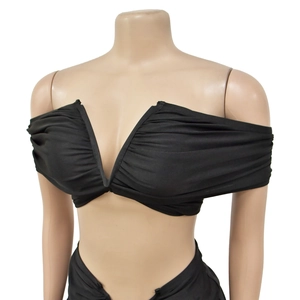 Detail eines schwarzen gerafften Bandeau-Tops mit tiefem V-Ausschnitt