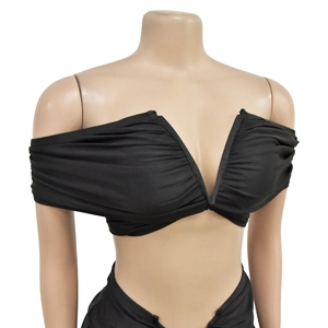 Detailansicht des schwarzen schulterfreien Crop-Tops mit V-Ausschnitt und Raffungen
