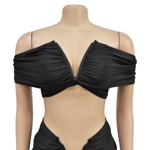 Detail eines schwarzen schulterfreien Crop-Tops mit Raffung und V-Ausschnitt