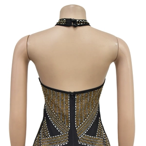 Détail du dos d'une robe de soirée noire avec motifs géométriques en strass dorés et argentés