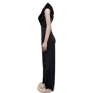 Détail d'une combinaison noire à col en V avec drapé latéral et coupe ajustée sur mannequin